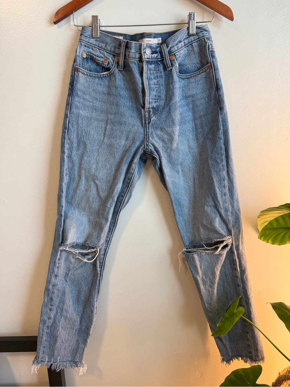 Levi’s wedgie straight leg distressed jeans 26